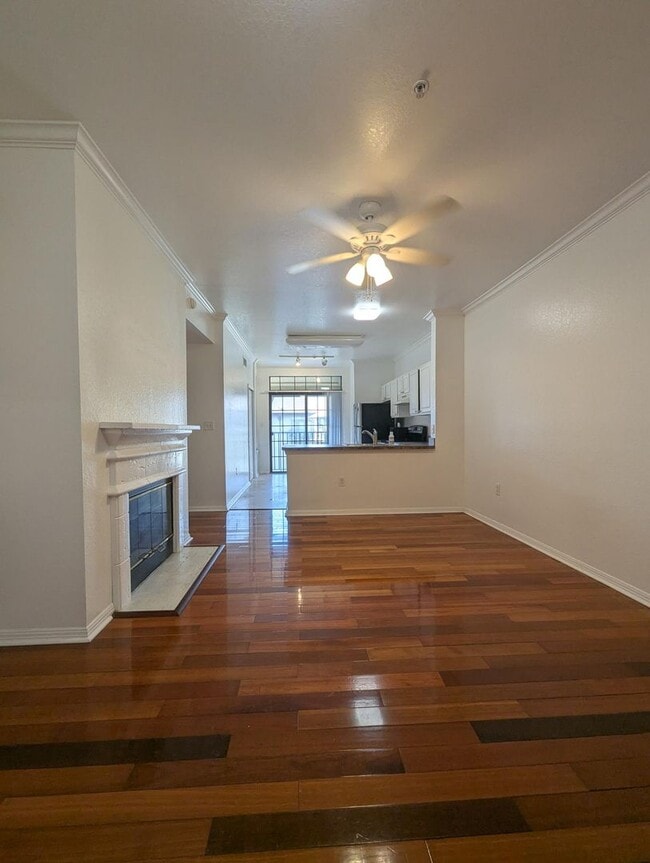 Building Photo - 1x1 top floor unit with balcony, beautiful...