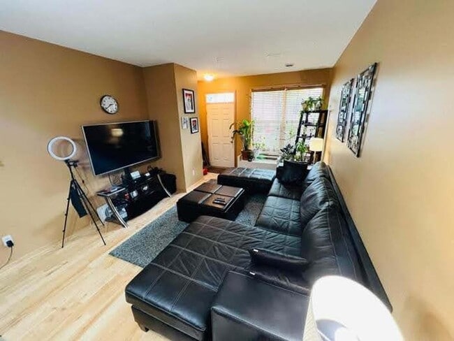 Building Photo - Charming 3BR Townhome in Maplewood