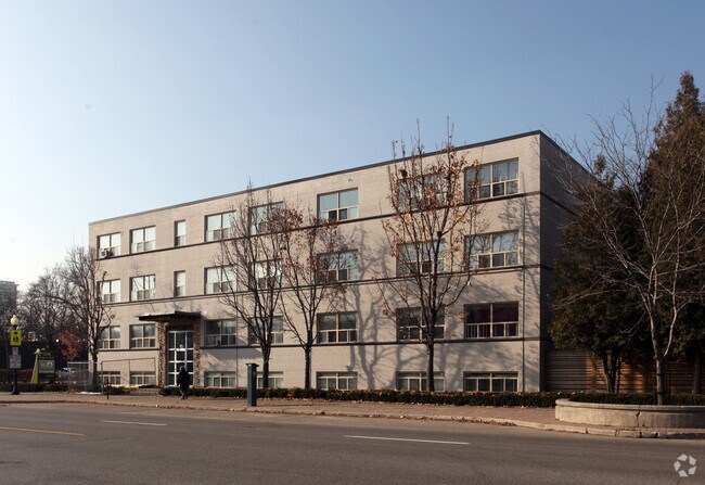 Photo du bâtiment - 206 Lakeshore Rd E