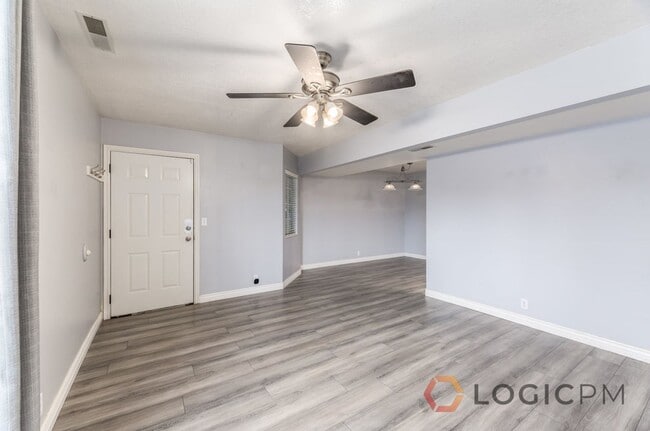 Building Photo - Great Condo Near University!