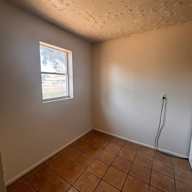 Building Photo - 1 Bedroom Duplex Avail