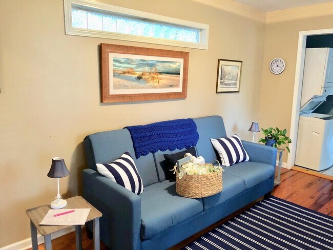 Building Photo - 1 Bedroom 1 Bath Cottage in Historic Distr...