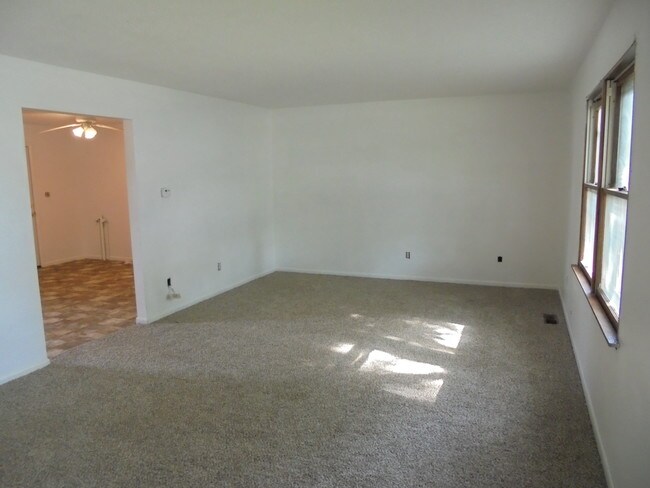 Building Photo - 532 Elm St