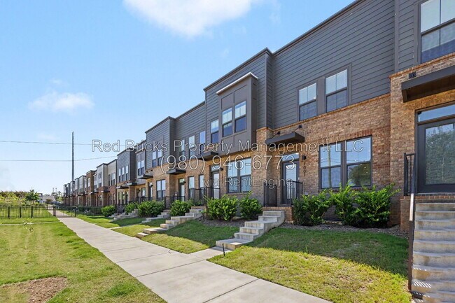 Building Photo - 1007 Simcoe Ln