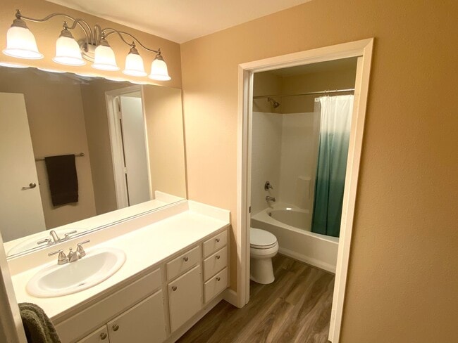 Building Photo - 1875 Baudouin Pl