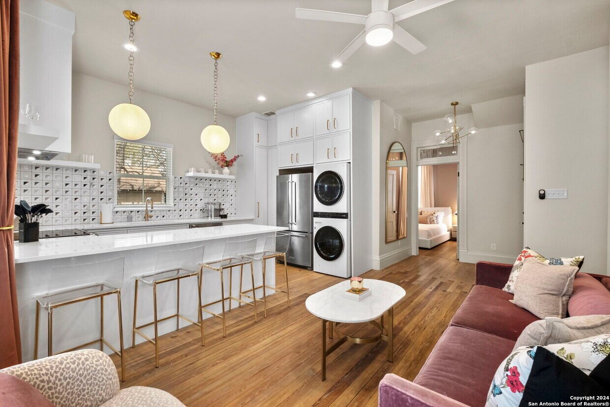 Foto principal - 201 E Carson St