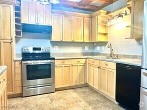 Building Photo - 652 NE 15th Ct