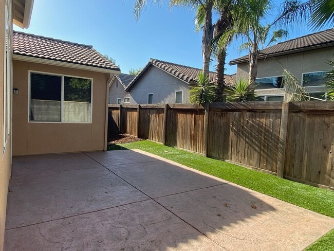 Building Photo - 2 BEDROOM 2.5 BATHROOM  + LOFT - 5233 W. F...