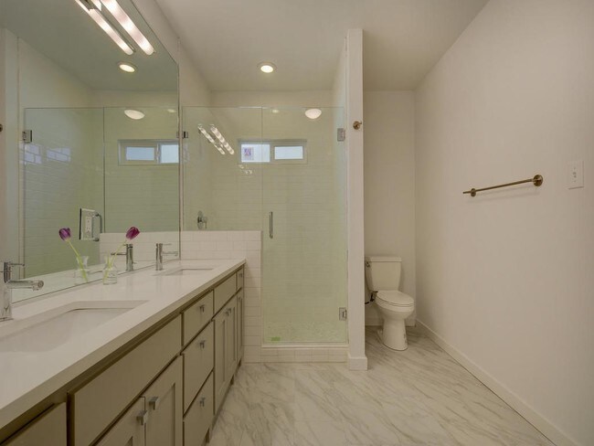 Building Photo - 1208 Fieldcrest Dr