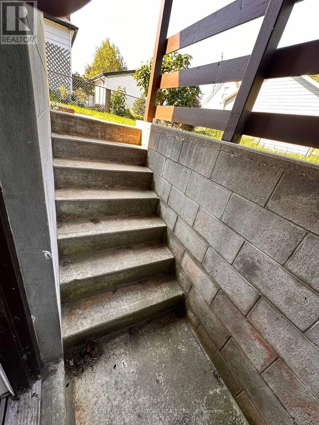 Building Photo - 404 Trent St W