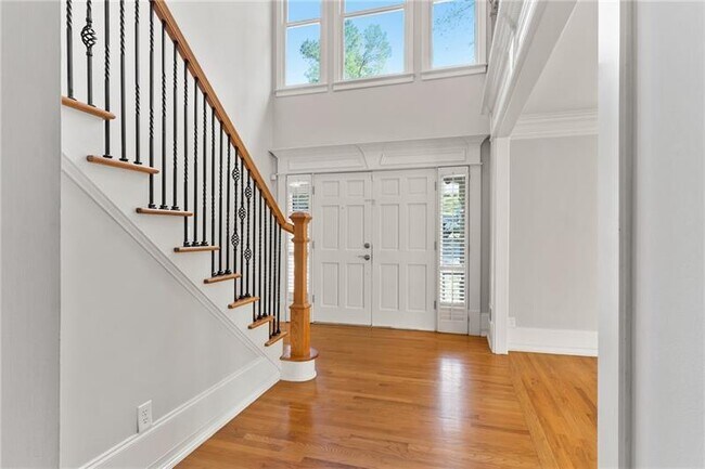 Building Photo - 530 Elden Dr NE