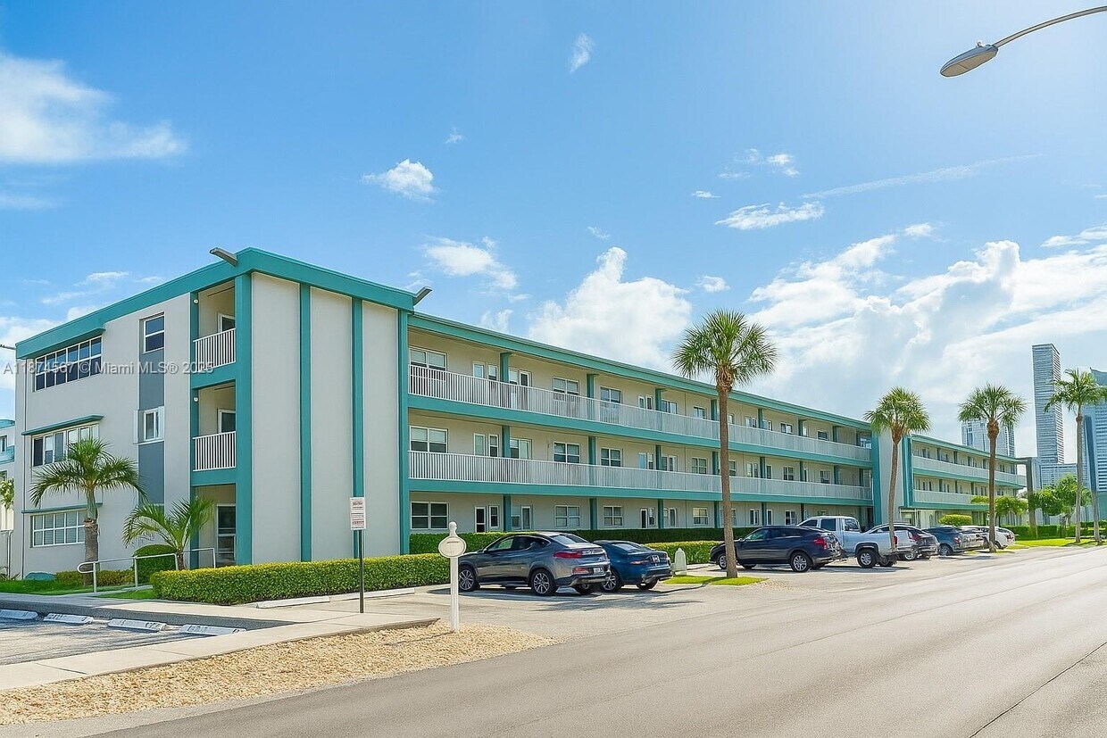 Foto principal - 3923 NE 166th St