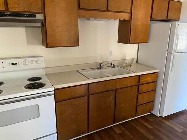 Kitchen (1) - 684 Cedar St