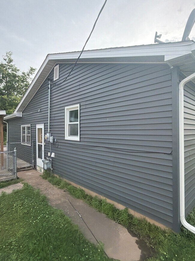 Building Photo - 8303 Bluff St
