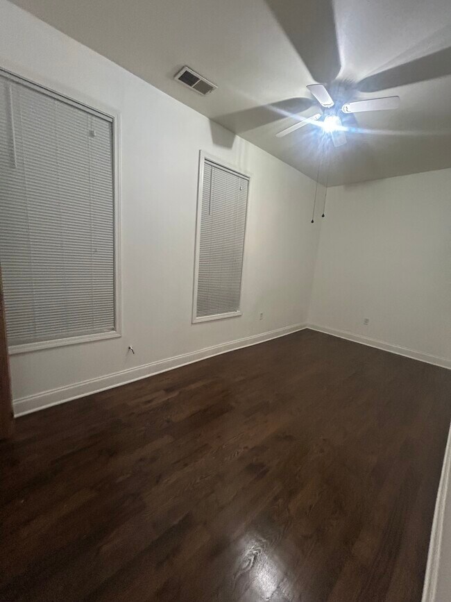 Foto del edificio - 5653 W Montrose Ave