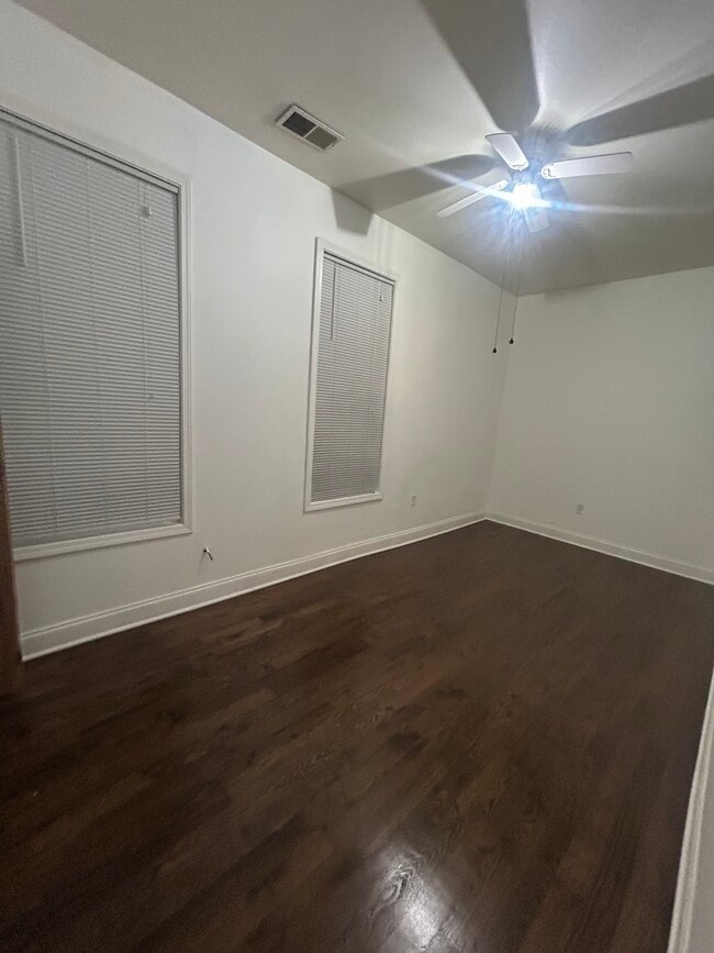 Building Photo - 5653 W Montrose Ave