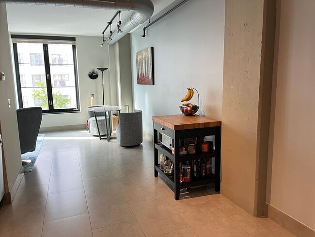 Building Photo - Fantastic Downtown Condo