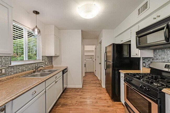 Foto del edificio - 4904 Creekline Dr