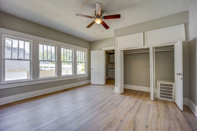 Building Photo - Freshly Updated 2 Bedroom House