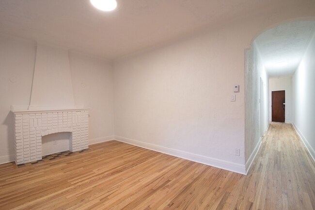 Photo du bâtiment - 4870 Chem. Queen Mary