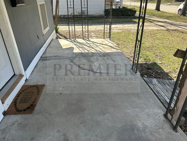Building Photo - Cute 2 bedroom / 1 bath rehabbed home - wa...