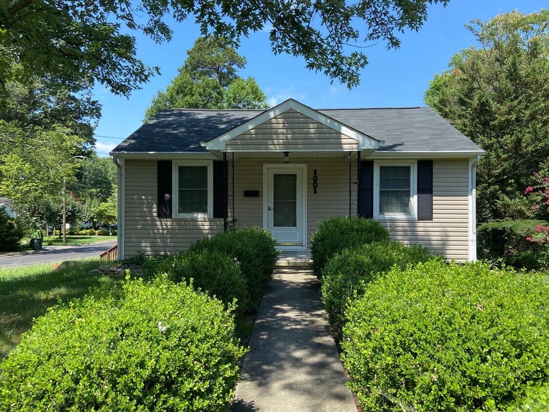 Foto principal - 4 bedroom, 2 bathroom House in Greensboro!