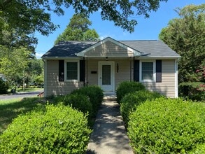 Building Photo - 1001 Grayland St