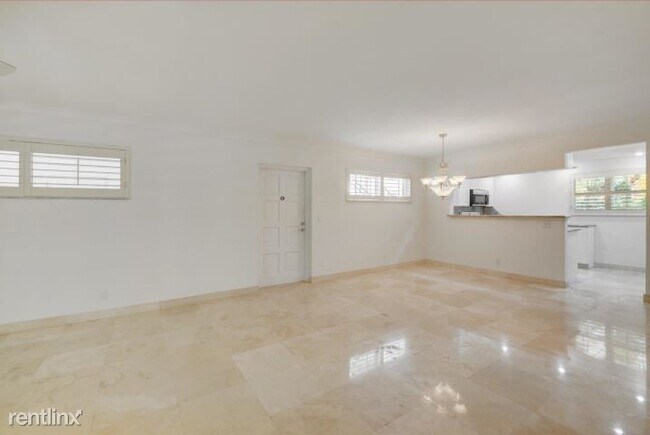 Building Photo - 2 br, 2 bath Condo - 1000 E Camino Real