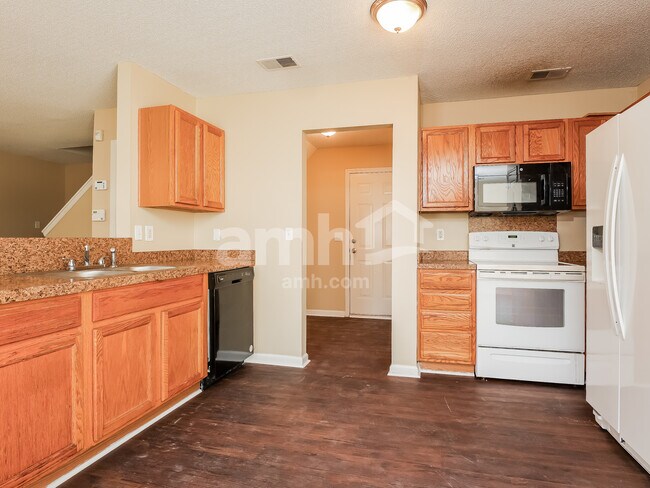 Building Photo - 166 Two Pond Loop