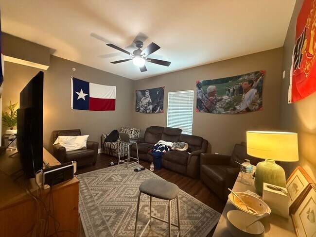 Foto del edificio - August Move in! 3 Bed, 3.5 Bath on Northgate