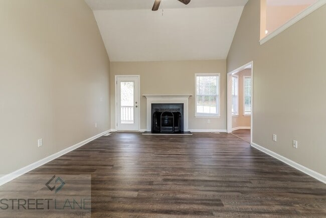Building Photo - REDUCED! - Now offering $1025 off first fu...