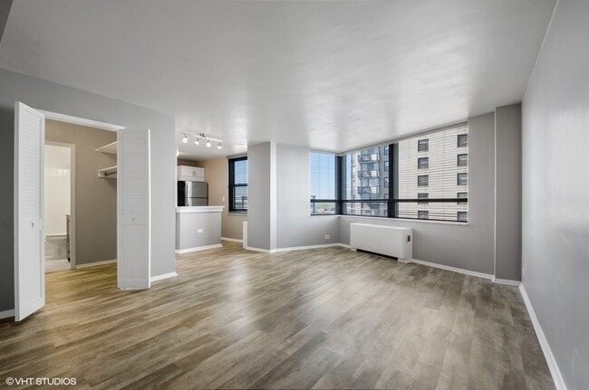 Building Photo - 5701 N Sheridan Rd