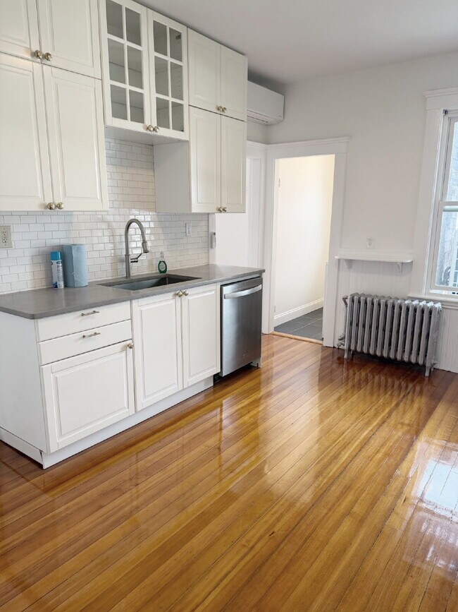 Foto del edificio - Available NOW! Spacious 3 BED 1 BATH in quiet neighborhood