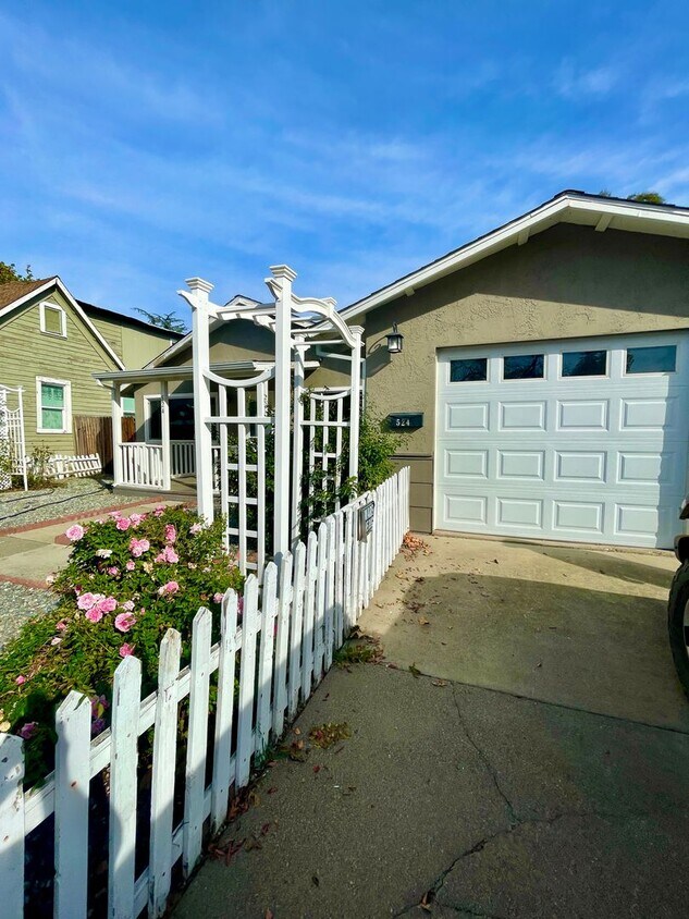 Primary Photo - Charming Updated 2 Bedroom