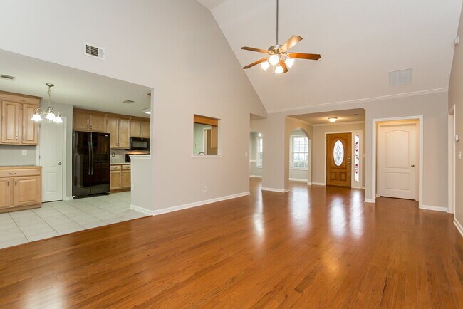 Foto del edificio - 3028 Lincoln Log Way