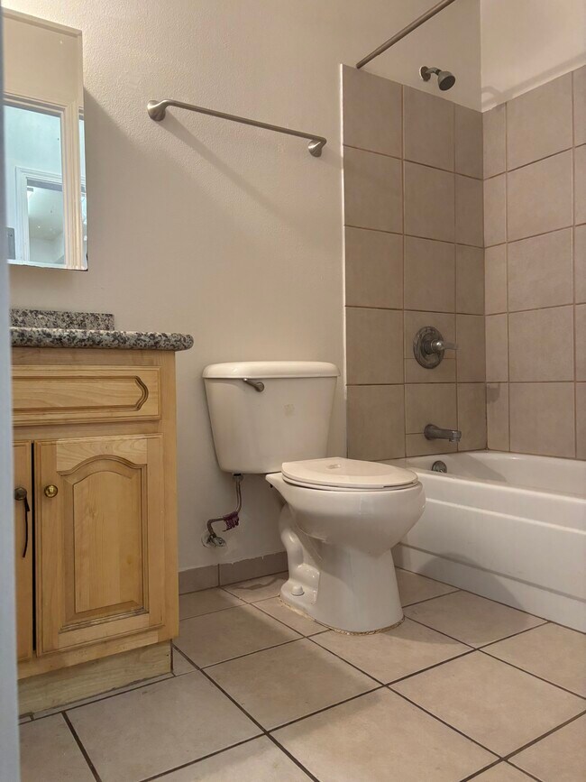 Baño - 2445 Telegraph Ave