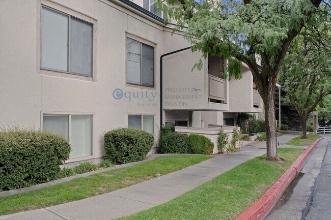 Foto del edificio - 989 Creekhill Ln