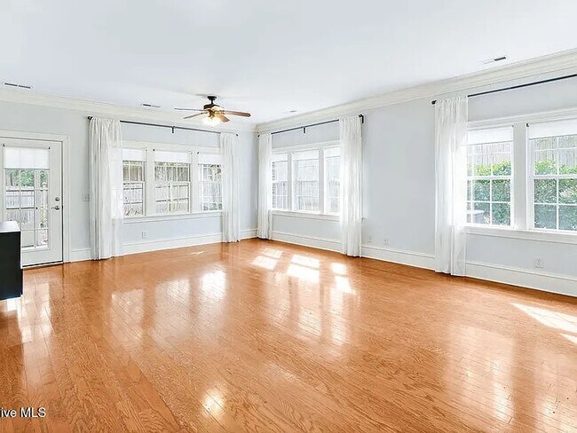 Foto del edificio - 3347 Jasper Pl