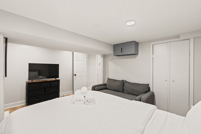 Building Photo - 613 Harvard St NW