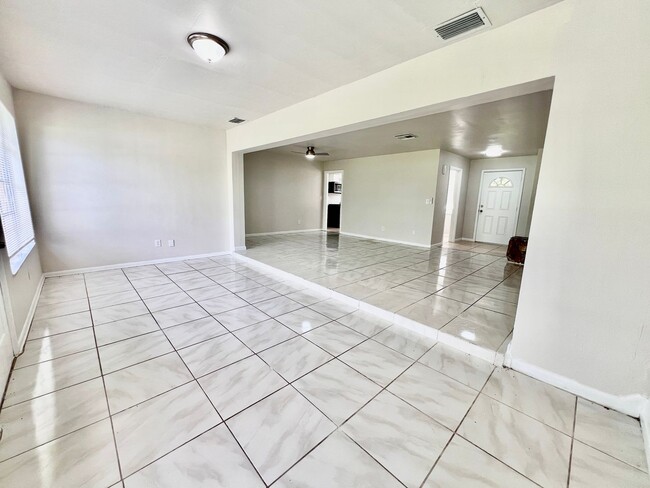 Foto del edificio - Live Comfortably in SE Cape Coral – Bright, Remodeled Home for Rent