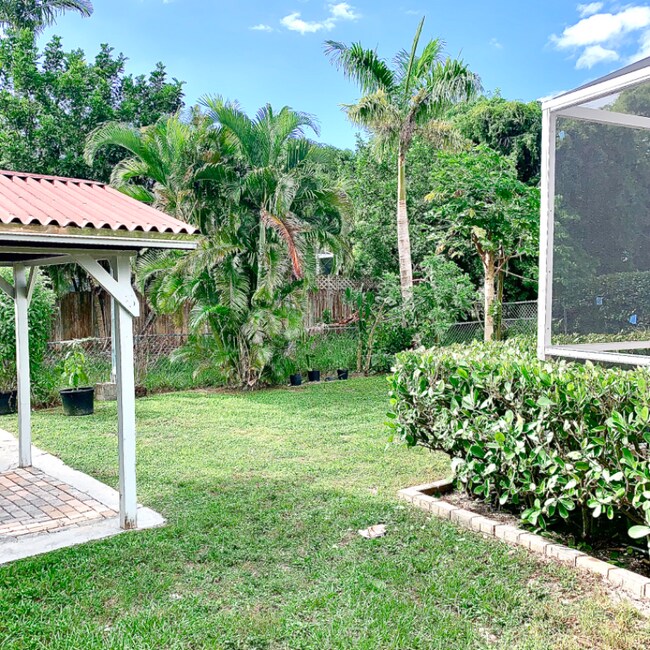 Foto del edificio - 4760 Escobar Ave