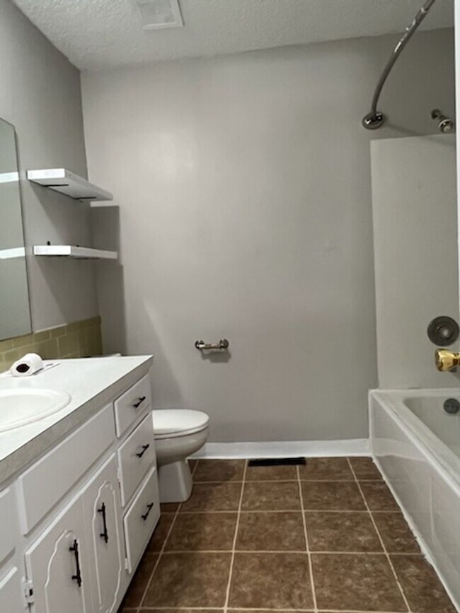 Building Photo - Beautiful 3 bedroom 1.5 bath stone work th...