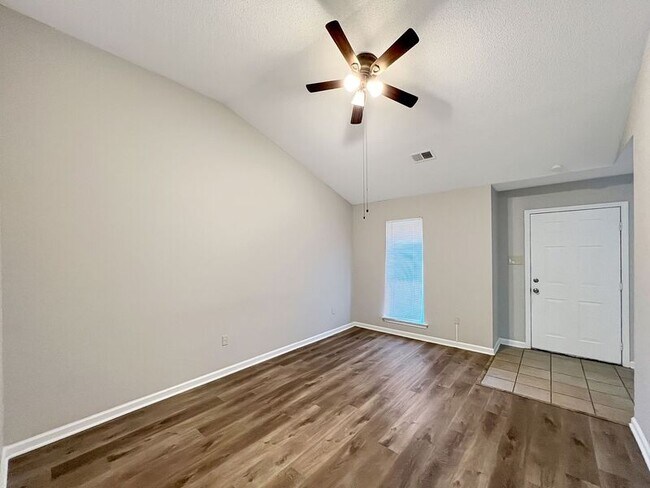 Building Photo - 5669 Kaitlyn Dr W