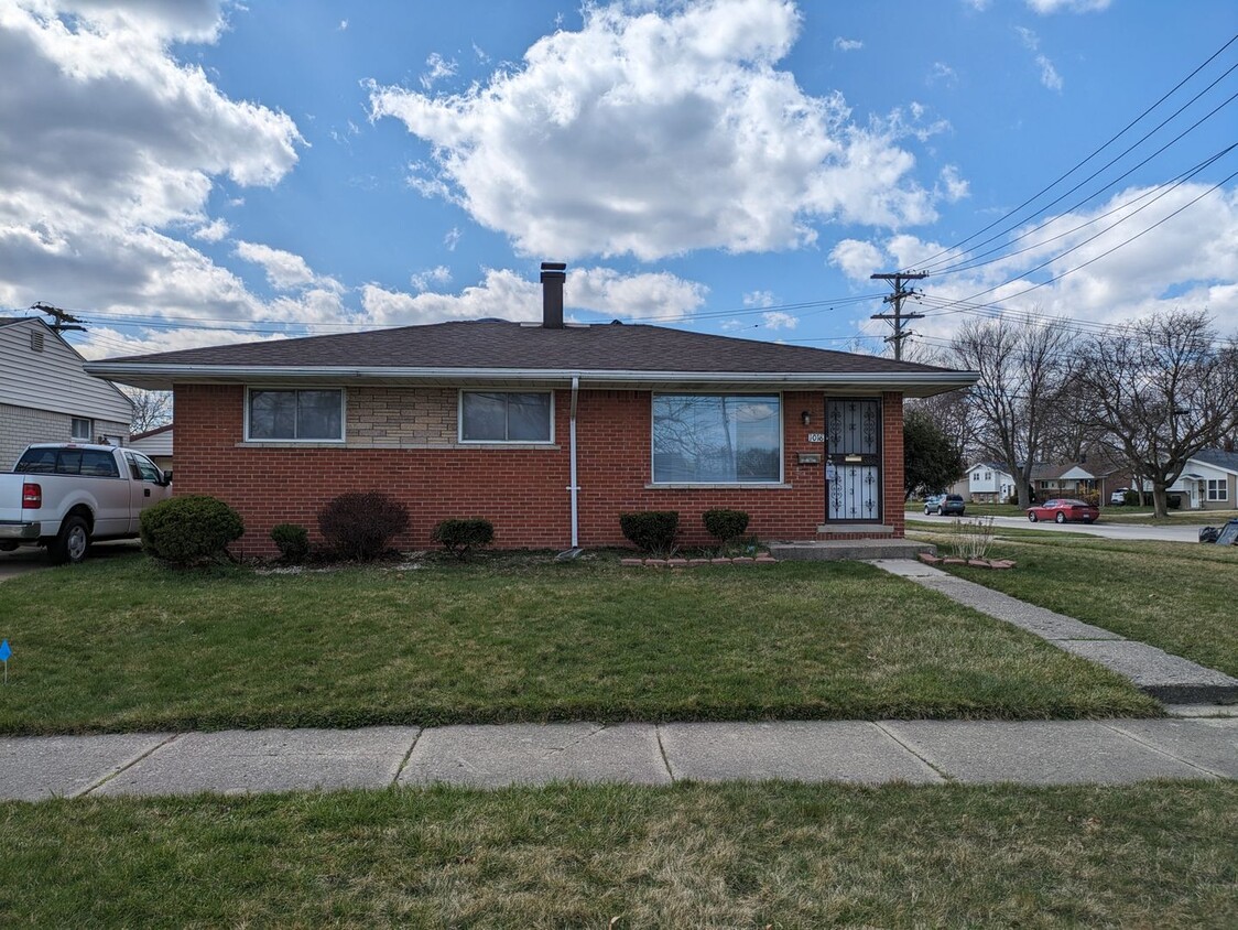 Primary Photo - 1018 S Henry Ruff Rd