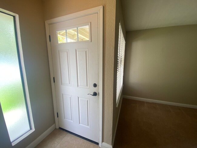 Foto del edificio - 2 Bedroom 2 Bathroom Updated Duplex with Y...