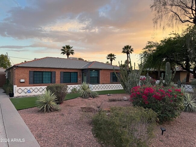Photo - 705 W Wilshire Dr House