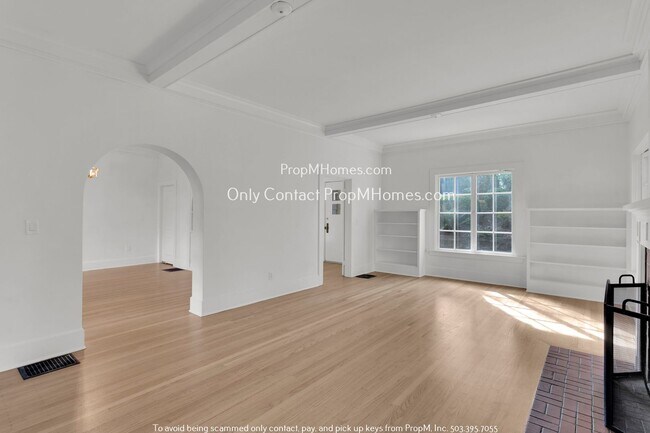 Foto del edificio - Sunlit Serenity in Healy Heights: Spacious...