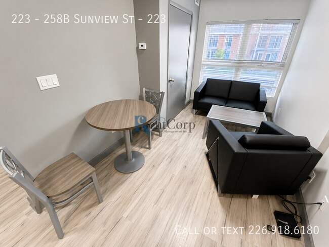 Building Photo - 258B-258B Sunview St