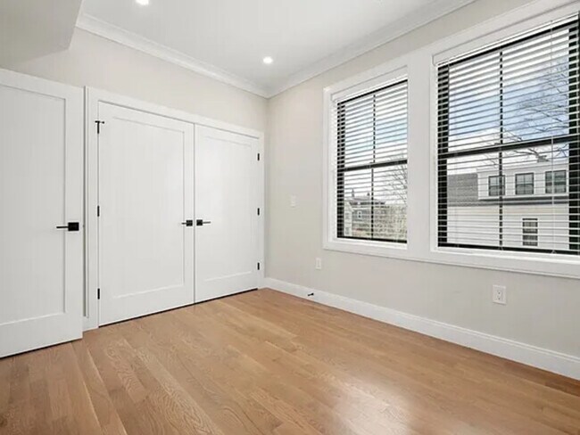 Foto del edificio - 731 Parker St