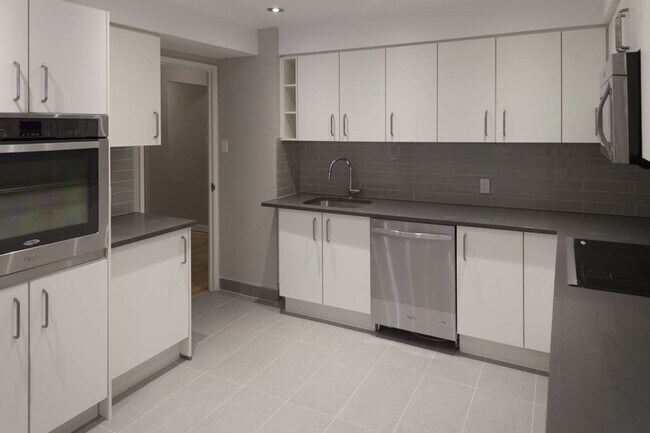 Building Photo - 3495 Rue de la Montagne